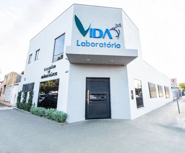 Fachada do Laboratório VIDA, prédio branco de esquina com o logotipo da marca
