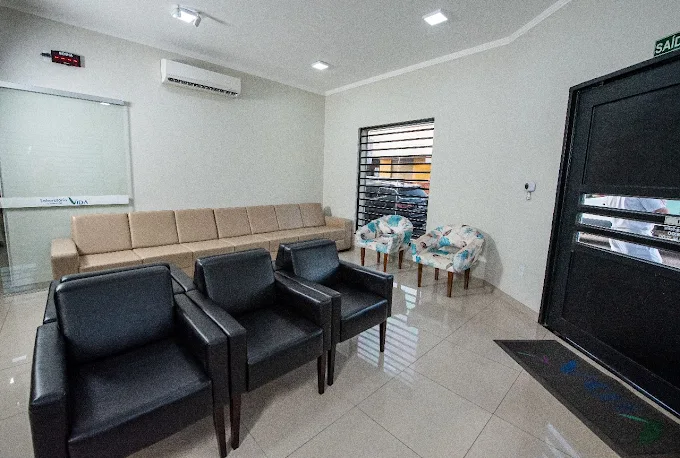 Sala de espera do Laboratório VIDA com poltronas e sofá